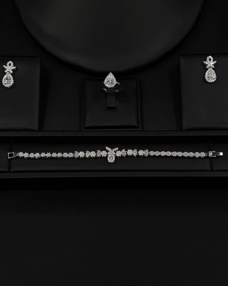 Classic design accessory set with a teardrop pendant