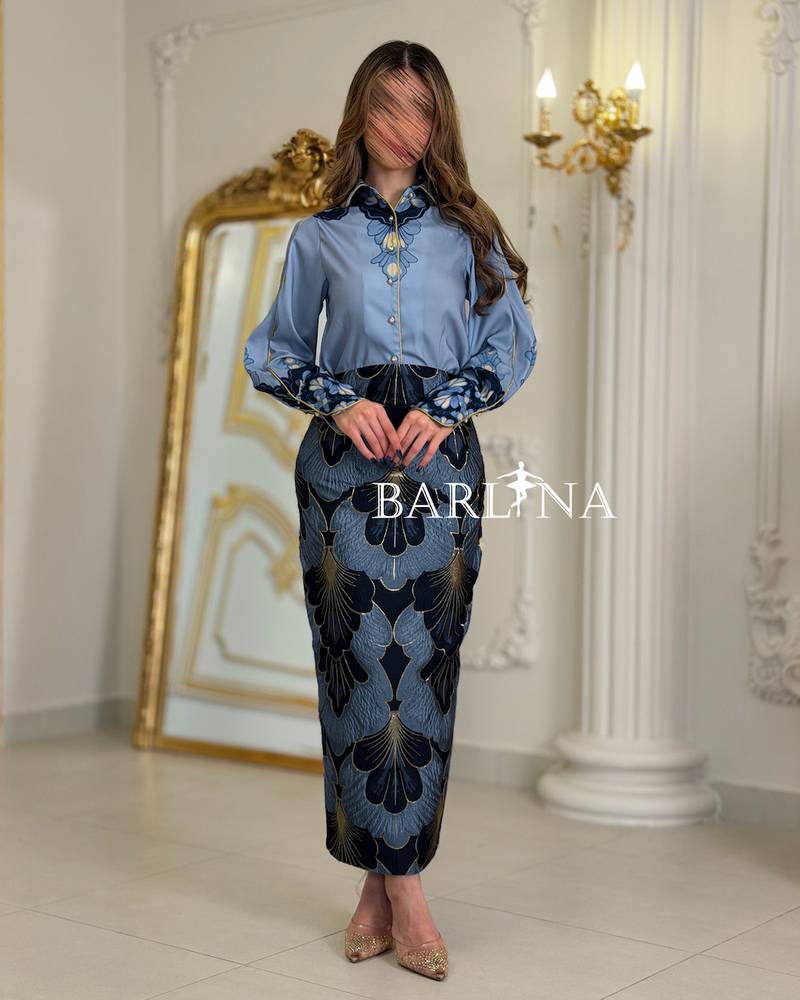Embroidered set with front buttons