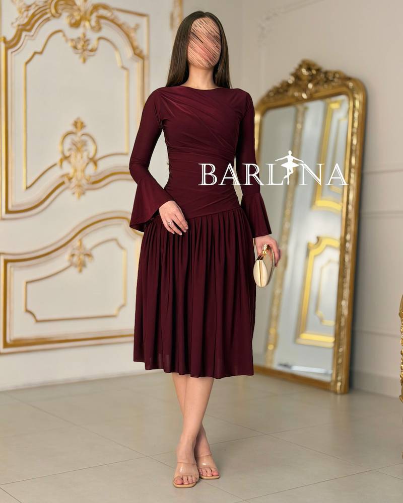 Elegant midi dress with a gathered neckline