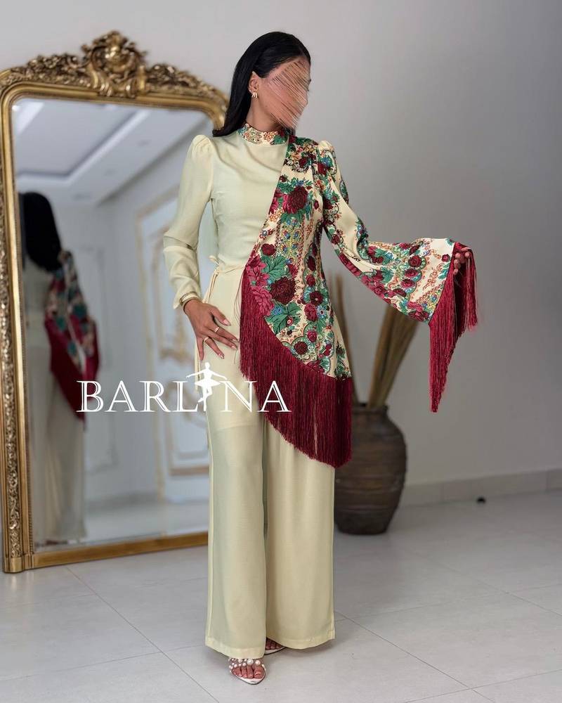 Elegant jumpsuit with side embroidery