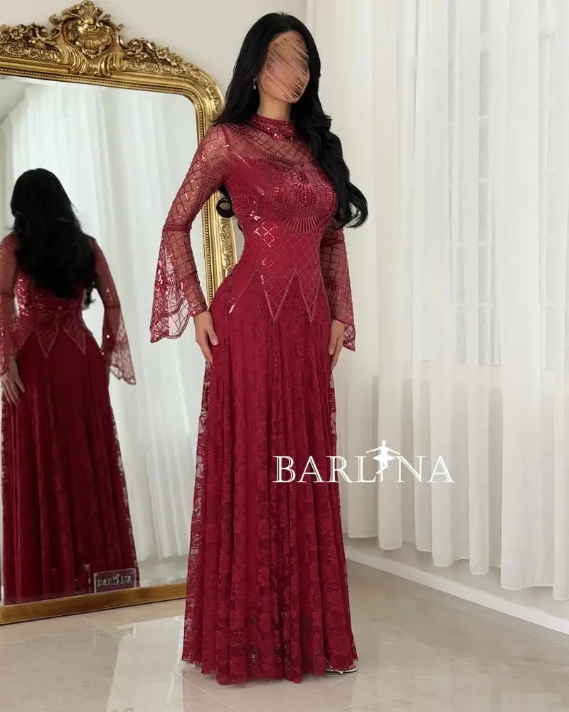 Evening dress with shimmering embroidery and elegant patterns