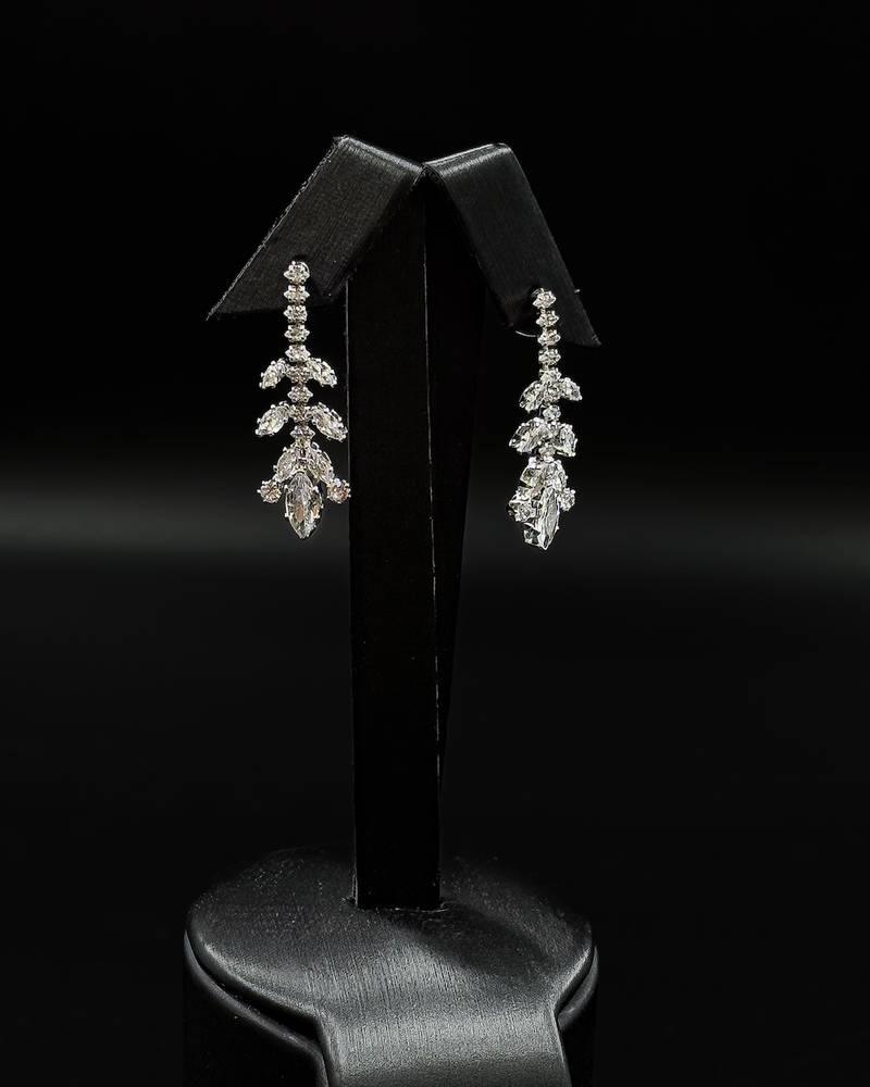 Accessory set with a prominent central pendant