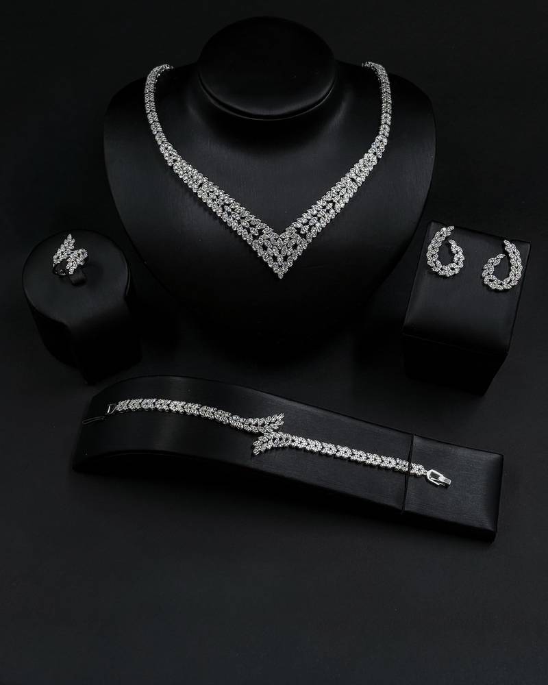 Accessory set with sparkling stones and hoop earrings