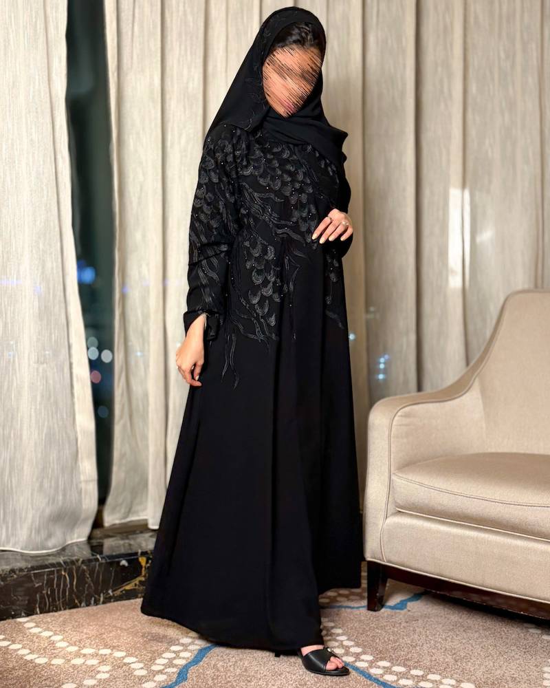 عباية سوداء فاخرة مزينة بتطريزات لامعة