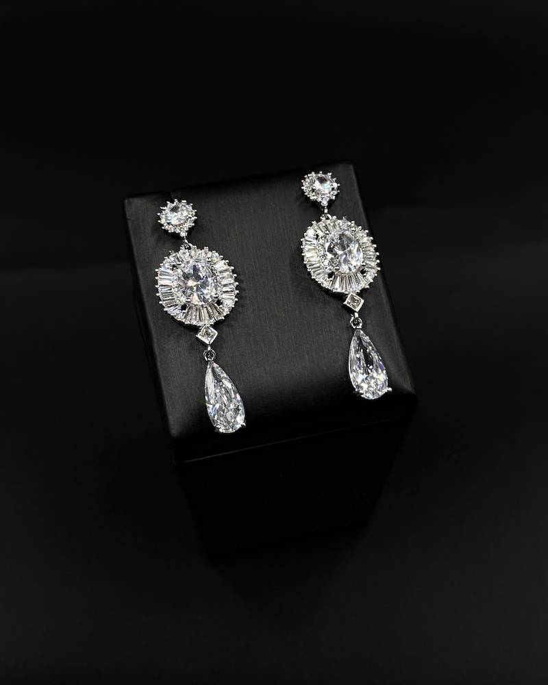 Elegant royal design earrings with shiny shades