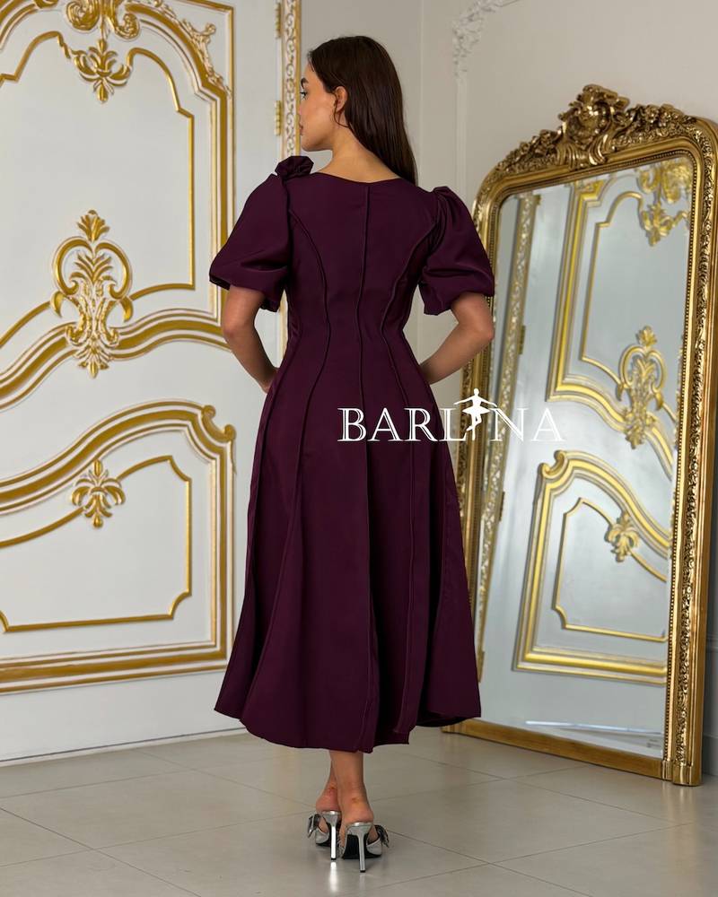 Elegant dress with a fitted waist and puffed sleeves