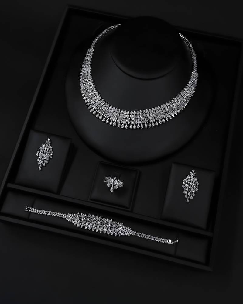 Royal accessory set in a compact design
