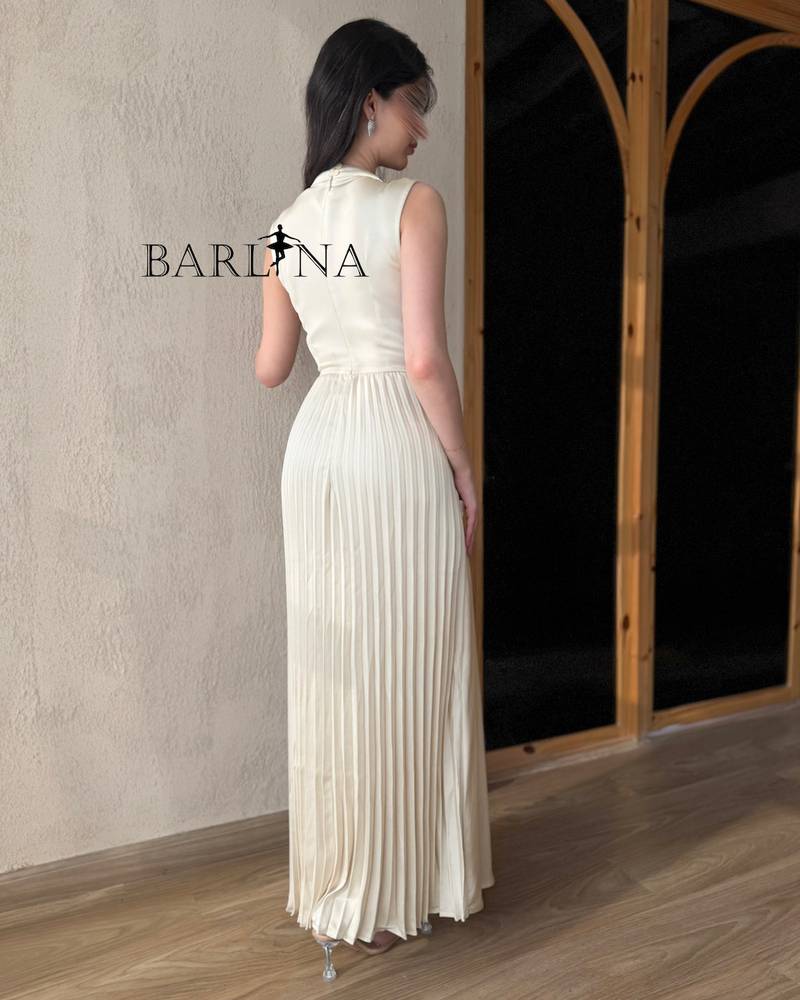 Creamy pleated dress with a side tie