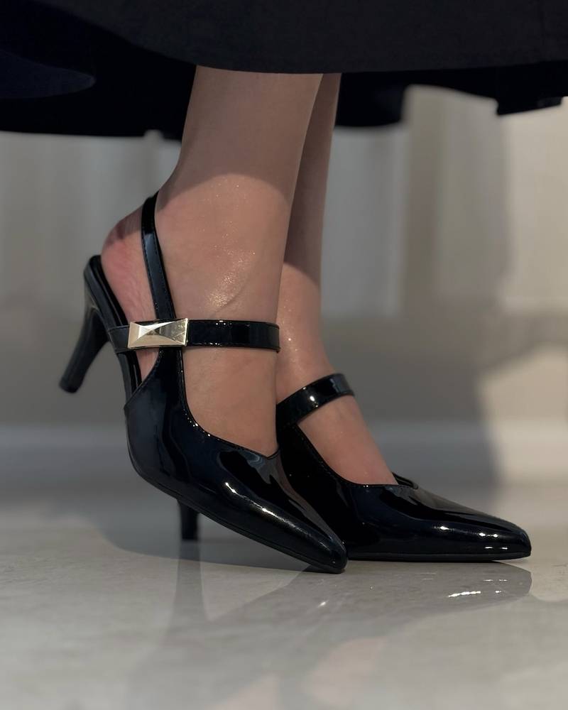 Women’s shoe with metal detail and thin heel