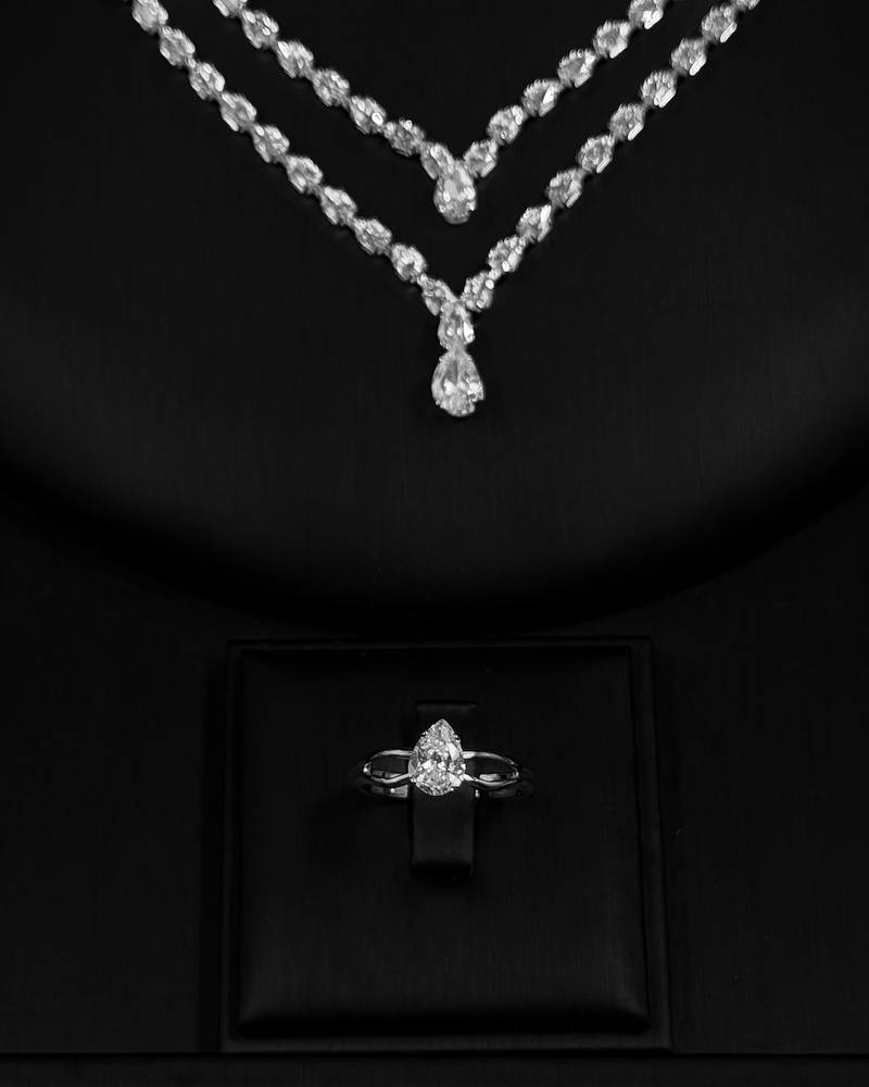 A delicate accessory set with a double knot design