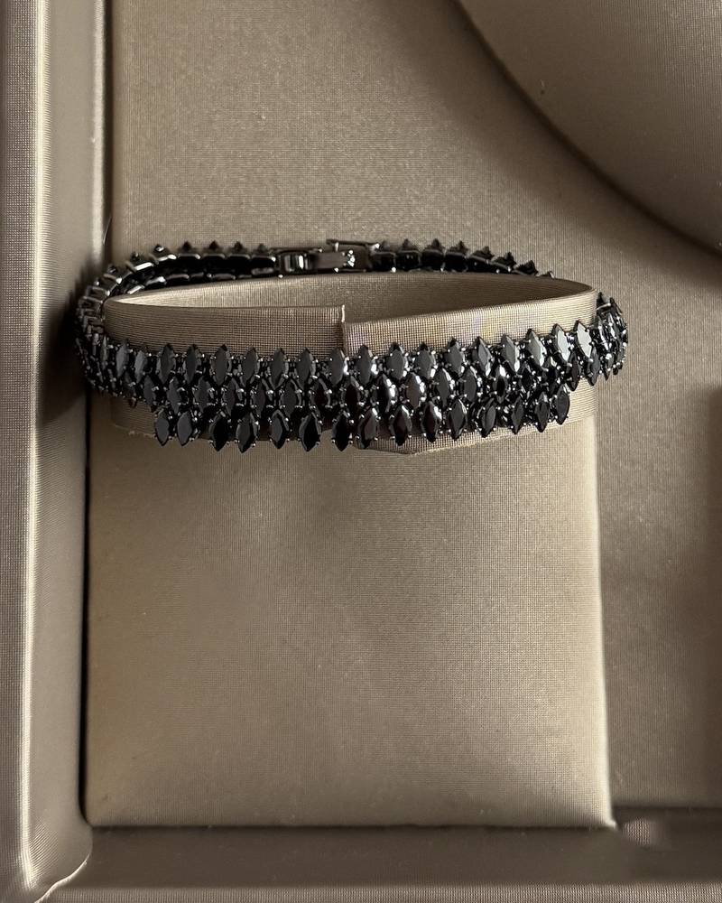 Accessory set decorated with black stones