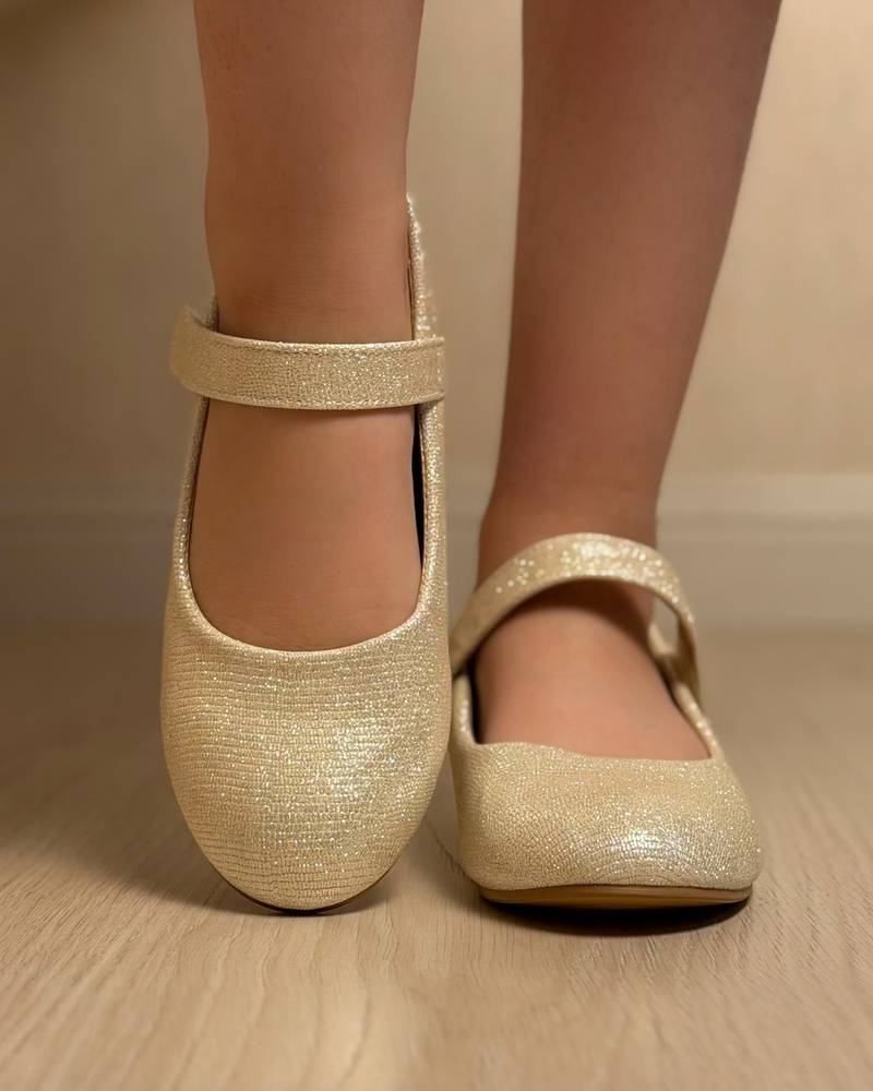 Girls' shoes with a low heel and shiny material