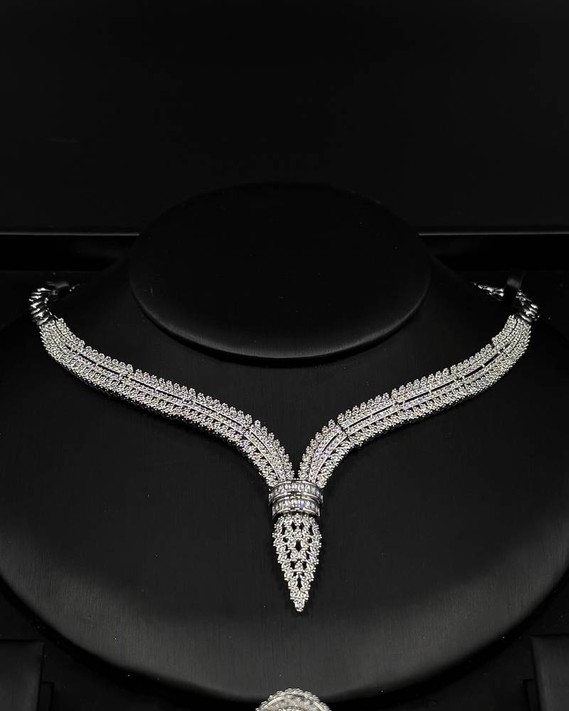 Accessory set with geometric details and graduated stones