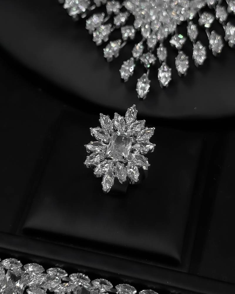 Luxury necklace set with sparkling stones