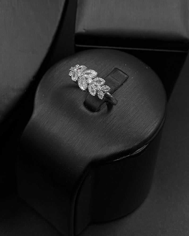 Silver accessory set in the shape of interlocking leaves