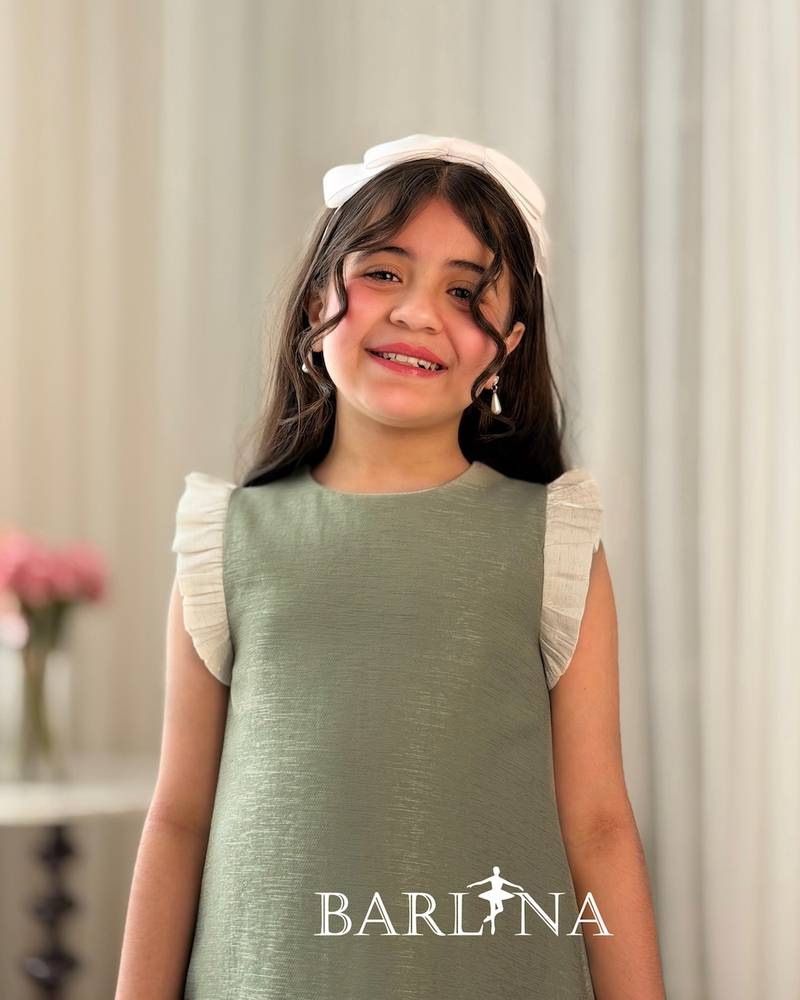 فستان بناتي ناعم بأطراف سكري
