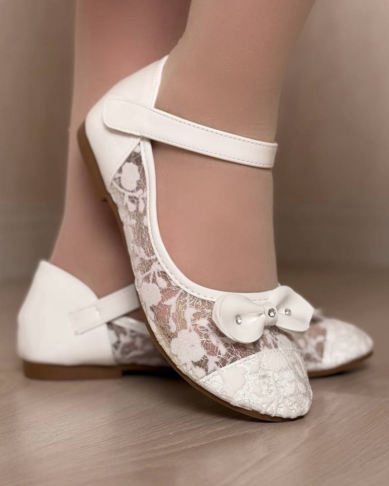 Girls' shoes with soft lace and a bow