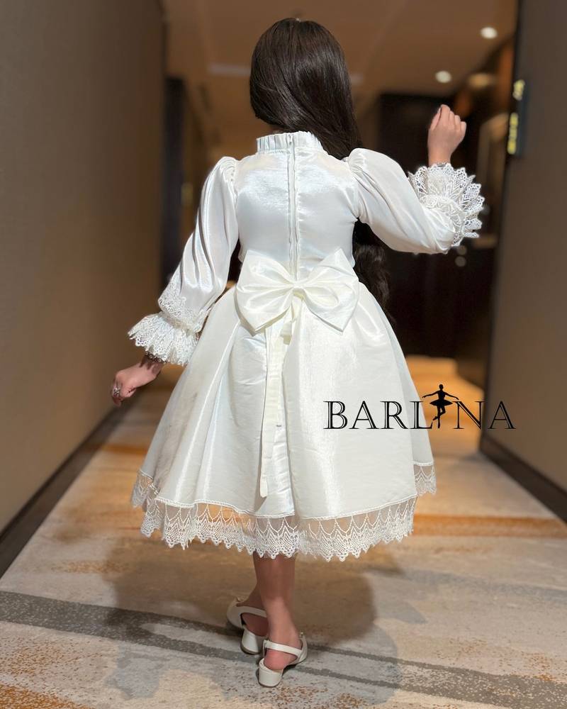 Off-white girls' dress with front ruffles