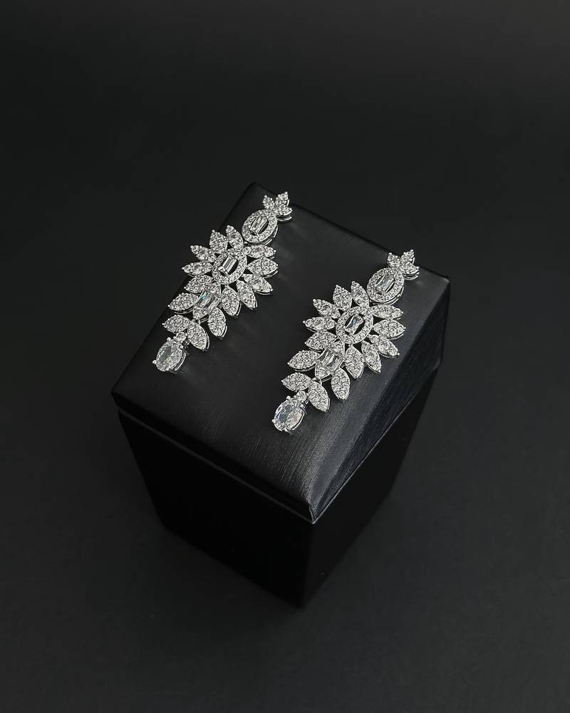 An evening accessory set with a luxurious design