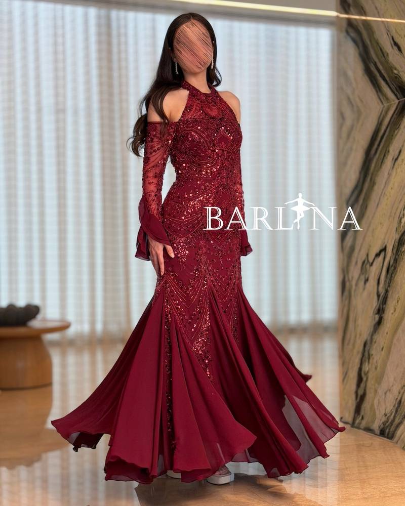 فستان سهرة خمري مزين بتطريز وترتر