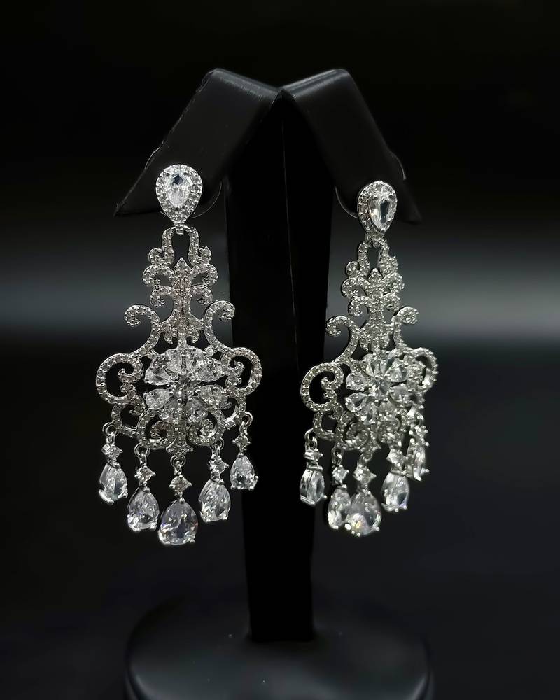 Evening earrings adorned with decorative stones