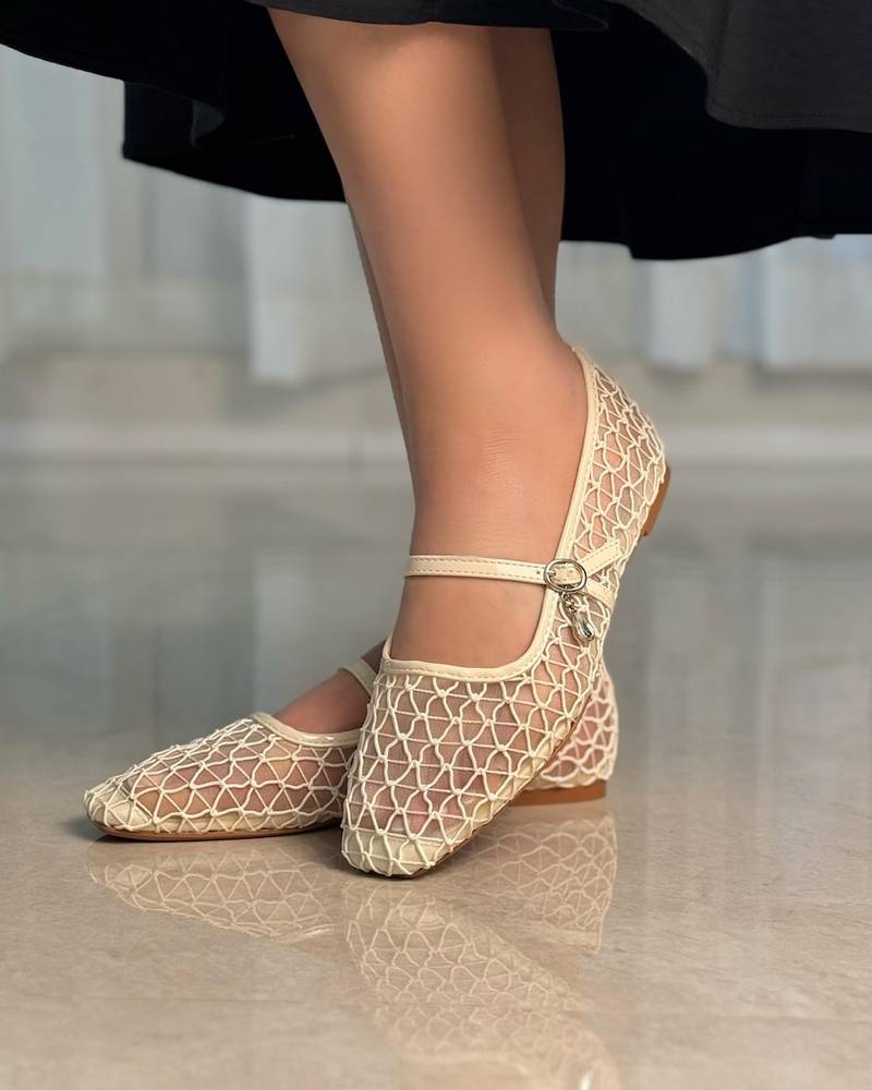 Women's mesh shoe with side strap