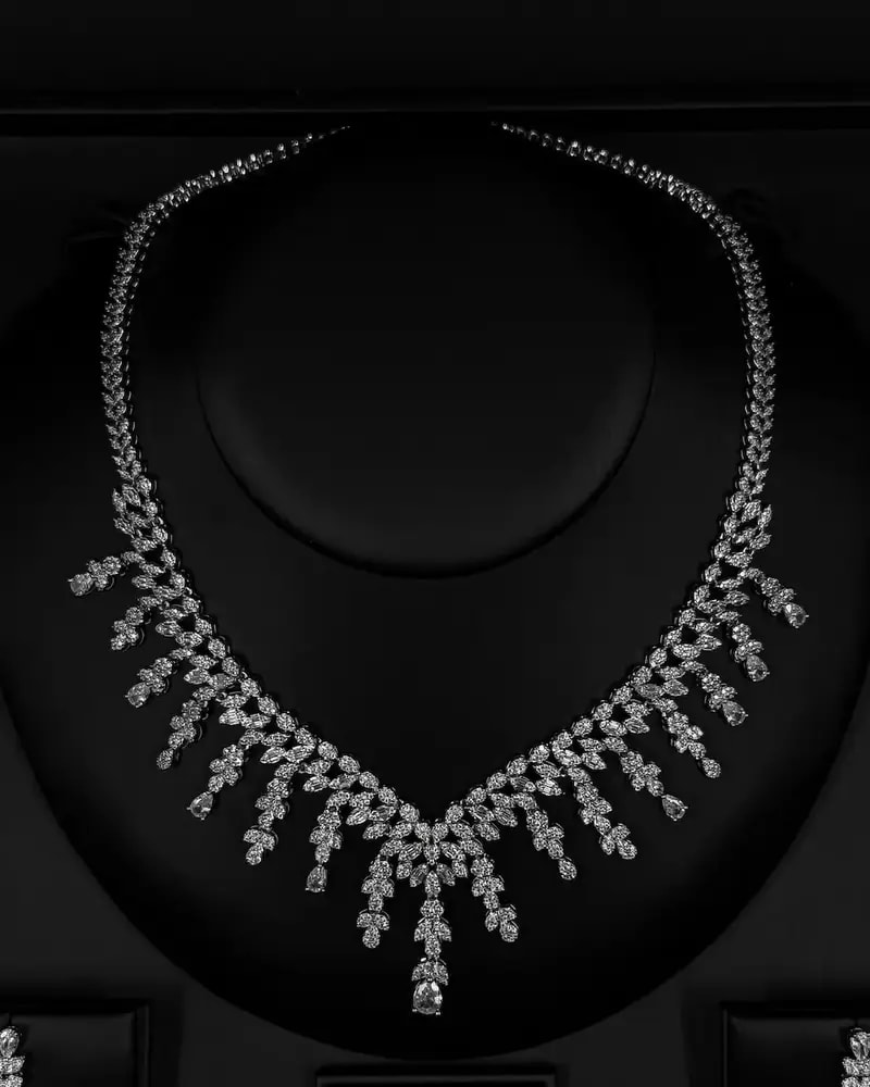 Elegant accessory set with side sash
