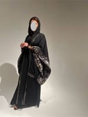 عباية بأكمام واسعة بخامات مميزه 