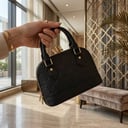 شنطة يد وسط أسود LOUI