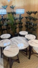 طقم طاولات رخامية (7 قطع) – طقم رخام فاخر للمجالس مع طاولة رئيسية و6 جانبية