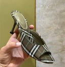 حذاء كعب ماركة بربري 