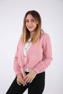 بلوزة كلها نعومة ،مقلمة بالأحمر، برباط ،لإضفاء لمسة ناعمة