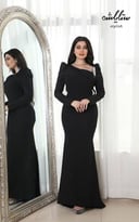 فستان أنيق باللون الأسود مزين بإكسسوار