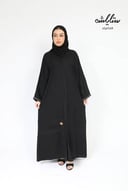عباية واسعة مطرزة باللون الأسود
