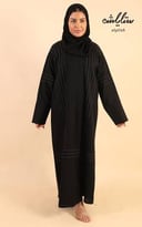 عباية كلاسيك باللون الاسود مزينة بتدخيلات باللون الذهبي
