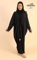 عباية لنن لف باللون الأسود مزينة بدانتيل وكريستال على الكم 