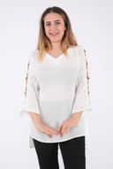 بلوزة بيضاء بكم متوسط الطول مزين بأزرار لإضفاء لمسة أنيقة
