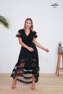 طقم تايور أنيق باللون الأسود ببلوزة قصيرة وتنورة بتصميم مائل