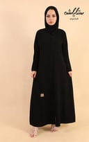 عباية باللون الأسود مزينة بكسرات على الكم
