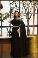 فستان سهرة باللون الأسود مزين بالكريستال