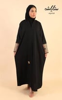 عباية كويتي لف باللون الاسود مزينة بدانتيل على الاكمام 