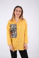 بلوزة باللون الأصفر الأنيق بكم طويل وياقة رسمية وطبعات جميلة لإضفاء لمسة عصرية