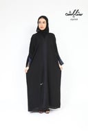 عباية لف باللون الأسود بدانتيل على الاكمام تحديد كحلي
