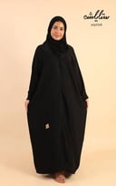 عباية باللون الأسود مزينة بكرستال