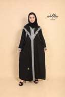 عباية لف بكلفة باللون الأبيض من الأمام