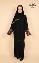 عباية ملكي باللون الأسود بتطريز على الاكمام 