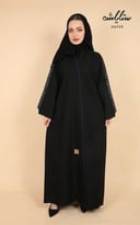 عباية لف باللون الأسود بكلفة ناعمة على الاكمام 