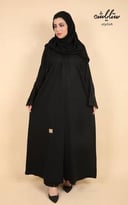 عباية باللون الأسود مزينة بكريستال مشجر على الاكمام 