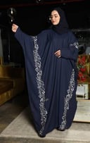عباية لنن واسعة باللون الكحلي مطرزة بحروف عربية