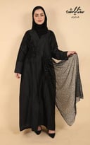 عباية بأزرار باللون الأسود